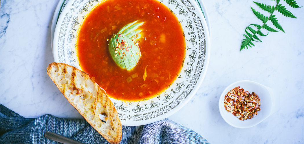 zupa soczewicowa z pomidorami i awokado